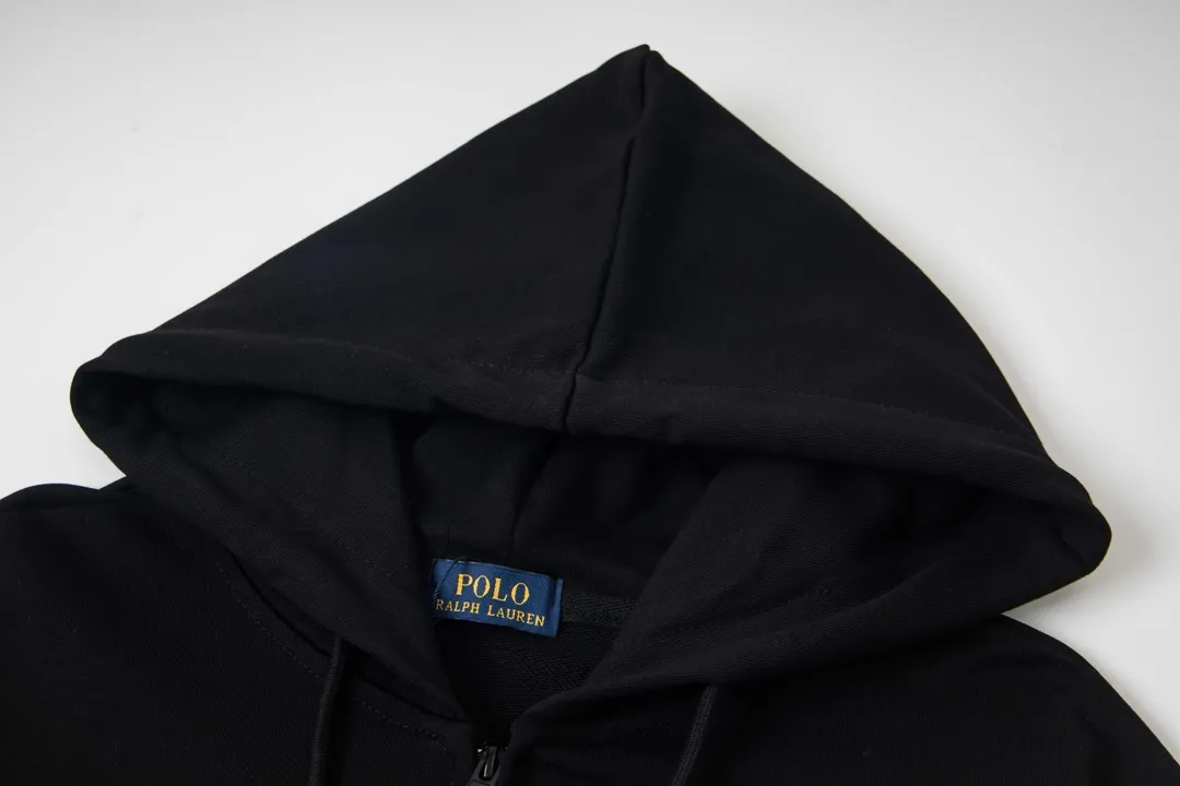 P230 model number Y869 Ralph Lauren/Ralph Lauren Malaysian embroidered zipper cardigan hooded sweatshirt. This sweatshirt is available for everyone in autumn and winter. You can wear it casually no matter how you wear it! ! This hooded sweatshirt is decorated with the simple style that represents Ralph Lauren and is paired with a pony embroidery pattern, which is three-dimensional and full! The solid color fabric paired with exquisite embroidery instantly sets it off! Hooded sports design, loose and casual fit! The overall texture is very strong! Through the pictures, we can feel the thickness and texture of custom-woven and dyed threads. The workmanship is exquisite. They are shipped from major foreign trade factories. They are all made by masters with many years of experience. Everything is of high standards and requirements! Simple and versatile model ~ Made of imported pique cotton fabric, which is super delicate and soft, close to the body without being tied. All fabrics and accessories are original custom-made and of high quality! Perfectly reflects the brand’s sense of superiority! Standard cut, comfortable stretch, unrestricted movement! Highly practical, high-end and classy! Versatile style ~ can be paired with jeans or jogging pants. Ideal for transitioning from your morning commute to weekend events! Size: S-XL Navy Black Gray